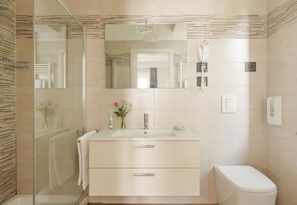 Bagno n.12 con doccia, en-suite alla camera matrimoniale n.11 – Tenuta Esdra