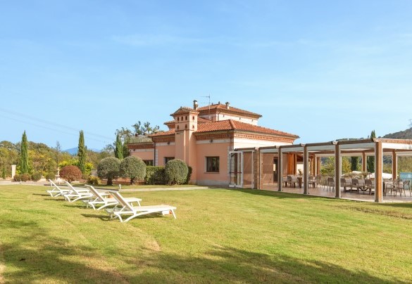 Il bel giardino, che si sviluppa intorno alla villa per circa 8000 mq, offre ampie zone relax – Tenuta Esdra