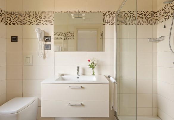Bagno n.10 con doccia, en-suite alla camera matrimoniale n.9 – Tenuta Esdra