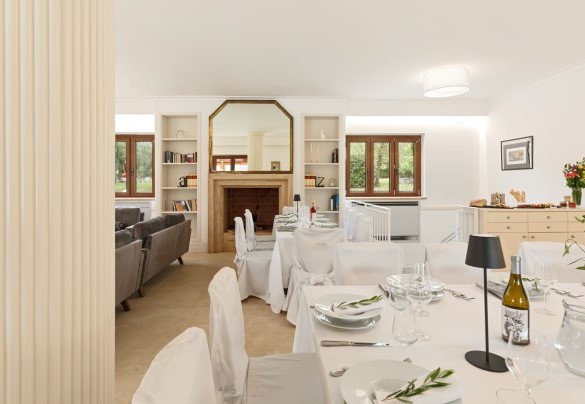 L’area pranzo con scala di accesso alla cucina sottostante– Tenuta Esdra 