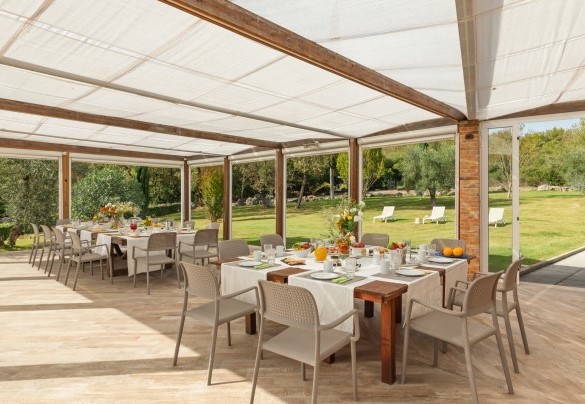 L’ampia terrazza è il luogo ideale per colazioni e cene all’aperto – Tenuta Esdra