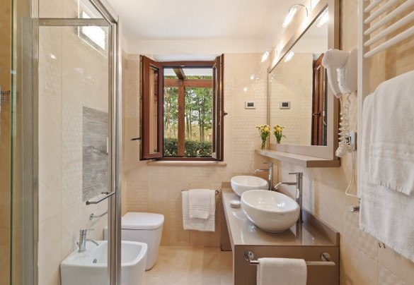 Bagno n.2 con doccia annesso alla stanza giochi bimbi al piano terra del corpo principale - Tenuta Esdra