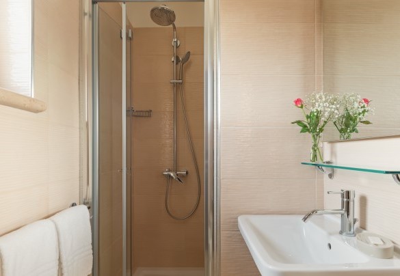 Bagno n.7 con doccia, en-suite alla camera singola n.6 – Tenuta Esdra