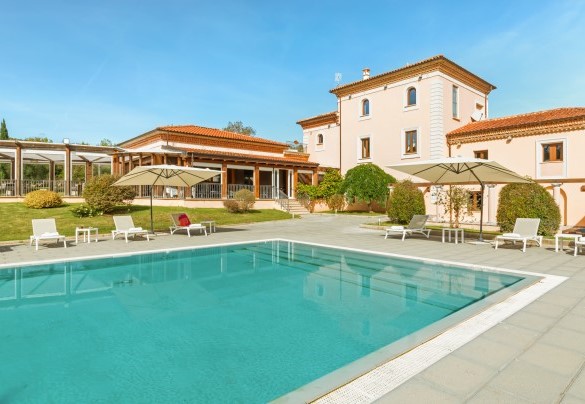 La piscina dista pochi metri dalla villa e si raggiunge dal portico scendendo alcuni gradini – Tenuta Esdra