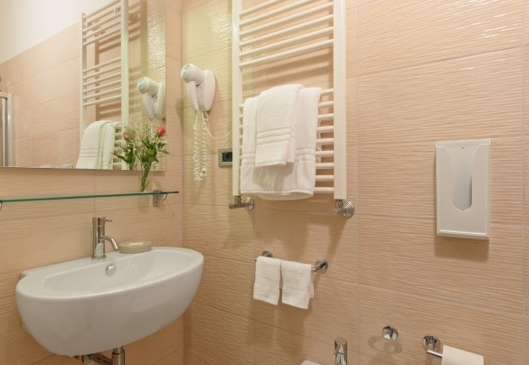 Bagno n.5 con doccia, en-suite alla camera singola n.4 – Tenuta Esdra