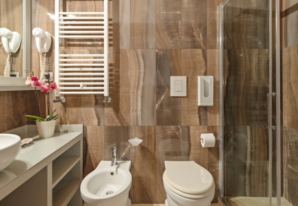 Bagno n.4 con doccia, en-suite alla camera matrimoniale n.3 – Tenuta Esdra