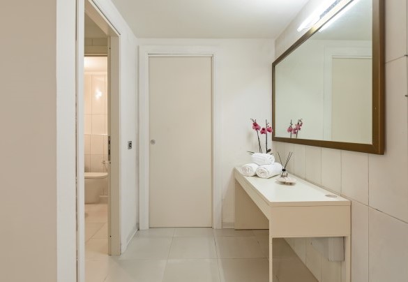 Ingresso al bagno di servizio, accessibile dalla cucina, al piano seminterrato - Tenuta Esdra