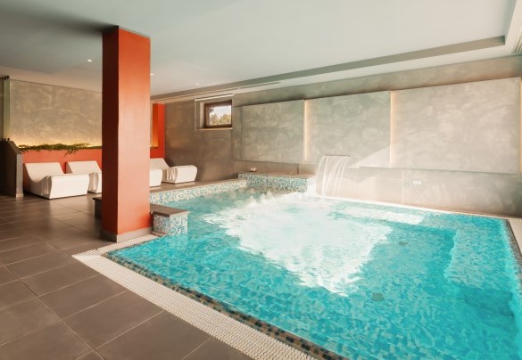 La piscina/idromassaggio può ospitare fino ad un max di 8 persone contemporaneamente - Tenuta Esdra