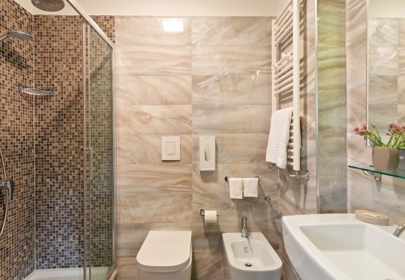Bagno n.6 con doccia, en-suite alla camera matrimoniale n.5 – Tenuta Esdra