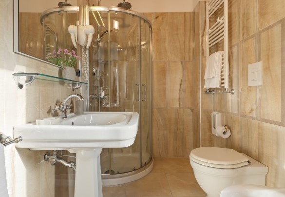 Bagno n.3 con doccia, en-suite alla camera matrimoniale n.2 - Tenuta Esdra