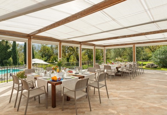 L’ampia terrazza, accessibile direttamente dall’area pranzo, gode di una bella vista sul giardino e sulla piscina – Tenuta Esdra