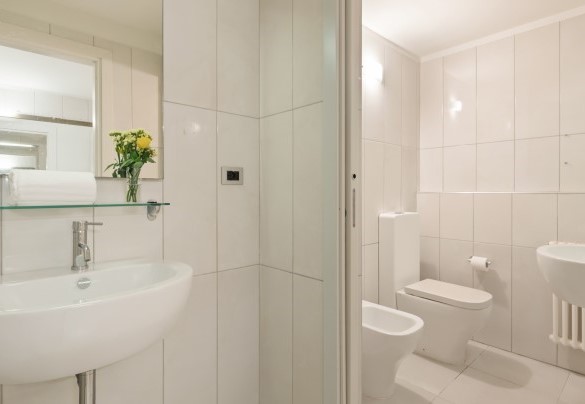 Bagno di servizio, accessibile dalla cucina, al piano seminterrato - Tenuta Esdra