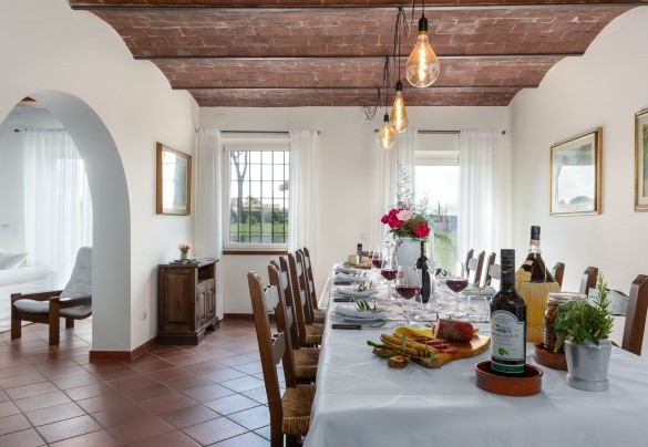  Bright dining room with prepared table - Tenuta Francigena