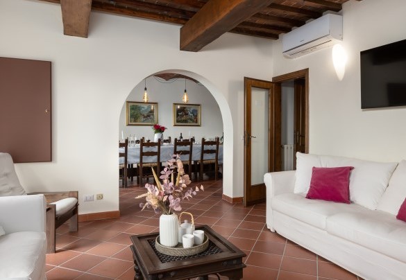  TV room with comfortable seats - Tenuta Francigena