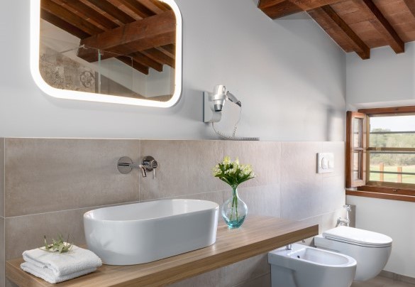 Bathroom with shower n.3 on the first floor - Tenuta Francigena 