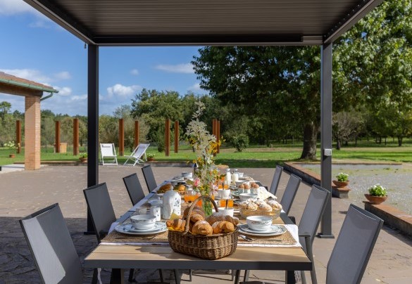  Detail of the beautiful table prepared for outdoor dining - Tenuta Francigena