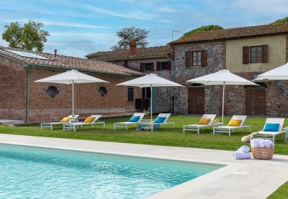 The equipped swimming pool and in the background the farmhouse - Tenuta Francigena