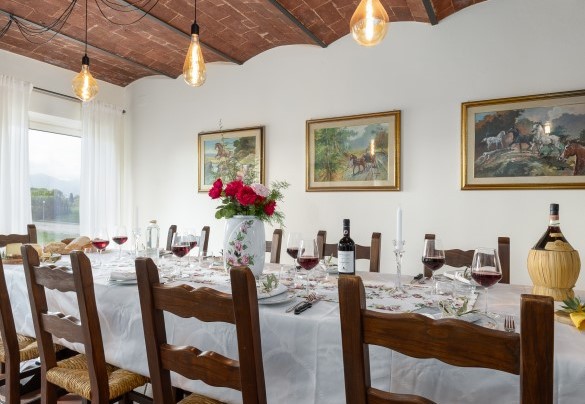  Dining room with table set for important lunches - Tenuta Francigena