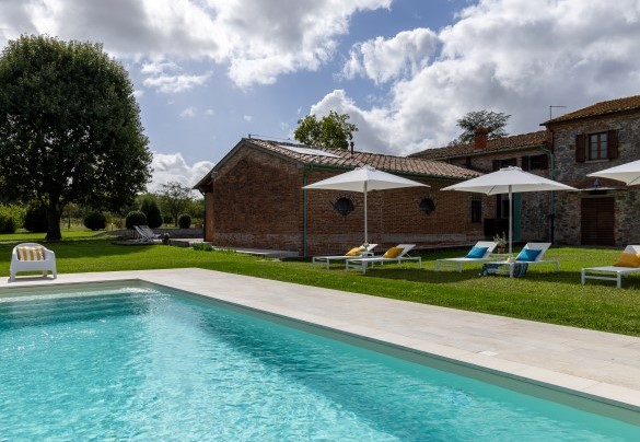 The beautiful swimming pool is located at the back of the property, which is just a few meters away - Tenuta Francigena