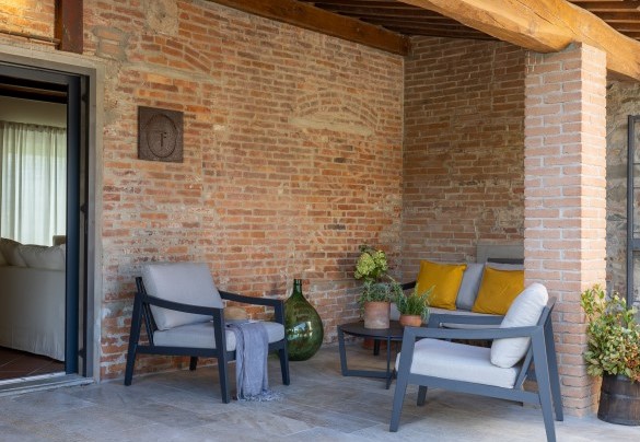 The portico with living area furnished with comfortable seating - Tenuta Francigena 