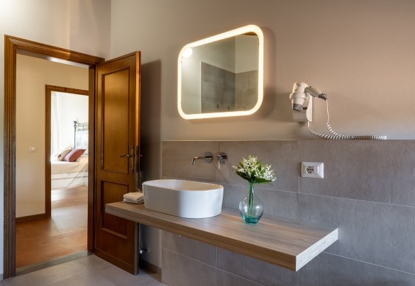 Bathroom with shower n.3 on the first floor - Tenuta Francigena 