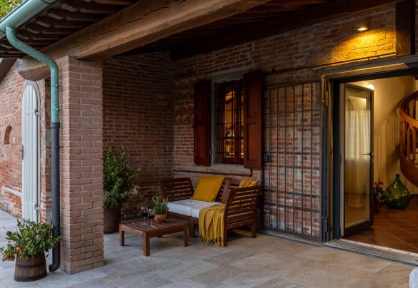 A relaxing aperitif under the large portico - Tenuta Francigena