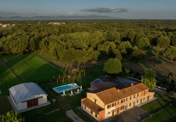 The property is surrounded by a 5000 sq m lawned garden - Tenuta Francigena