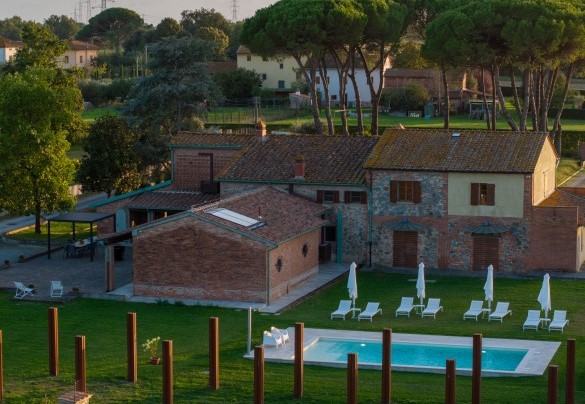 The farmhouse and the pool embraced by the green garden - Tenuta Francigena