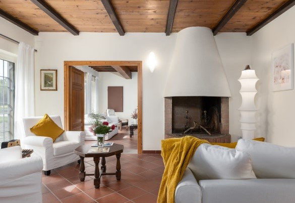 Living area furnished with sofas and armchairs on the ground floor - Tenuta Francigena