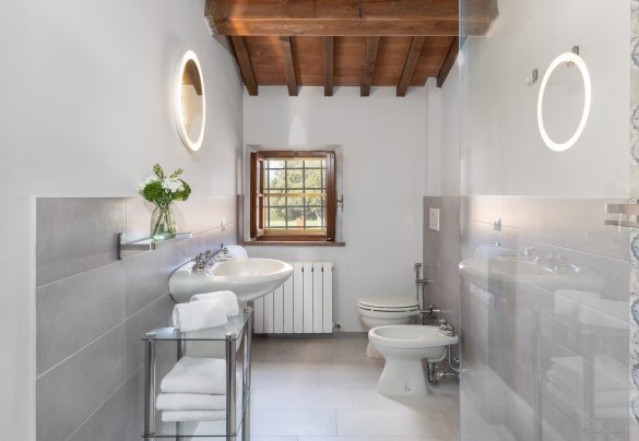 Bathroom with shower n.2 on the first floor - Tenuta Francigena 