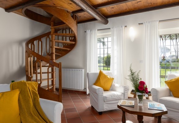 From the living room adjacent to the entrance a spiral staircase leads up to the first floor - Tenuta Francigena
