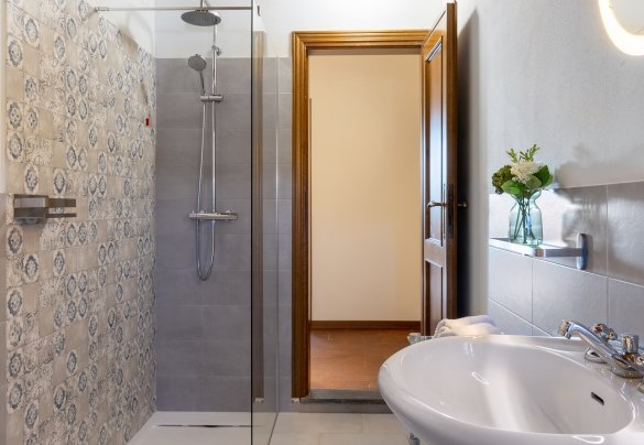 Bathroom with shower n.2 on the first floor - Tenuta Francigena 