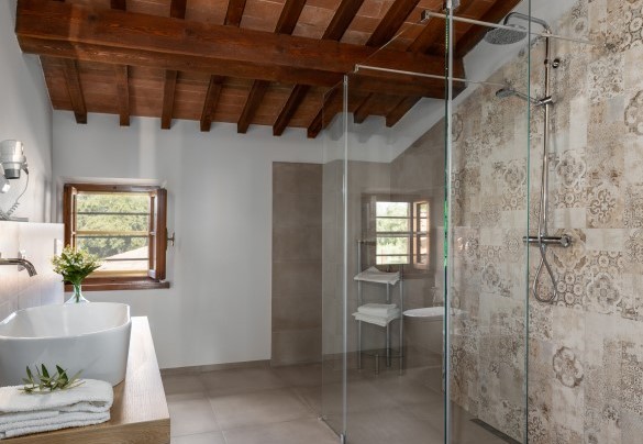 Bathroom with shower n.3 on the first floor - Tenuta Francigena 