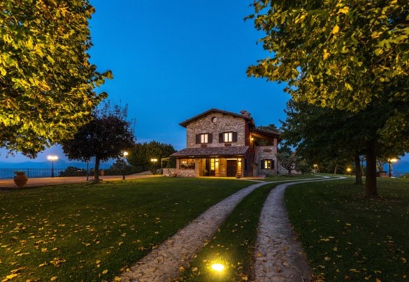  The entrance and in the background the farmhouse - Tenuta Montiepoli 