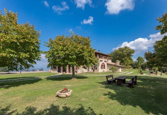 In the garden there are various areas with wooden benches and tables - Tenuta Montiepoli 