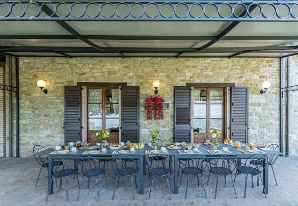  The outdoor dining area set up with table and chairs - Tenuta Montiepoli