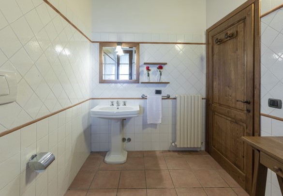 En suite bathroom with shower n.1 on the ground floor - Tenuta Montiepoli 
