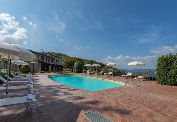 The pool measures 12 x 6 m with a constant depth of 1.50 m - Tenuta Montiepoli     