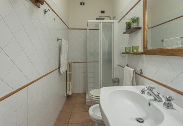 En suite bathroom with shower n.6 on the first floor - Tenuta Montiepoli 