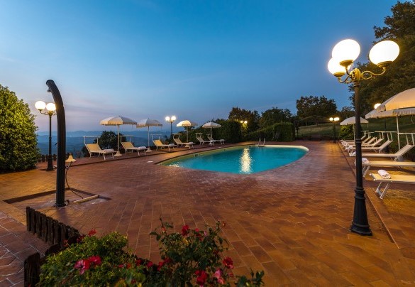 The swimming pool lit up at night - Tenuta Montiepoli