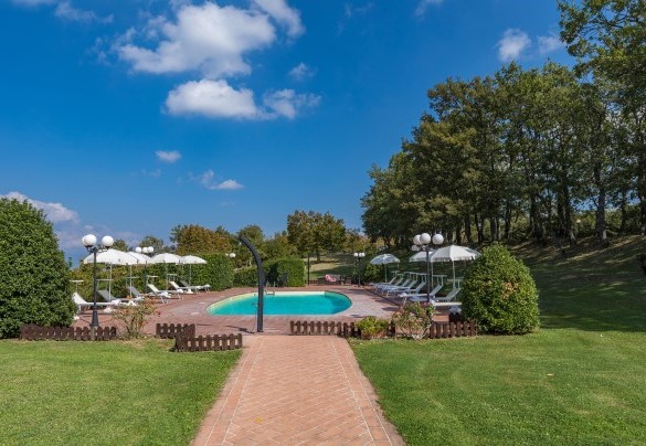 The pool is reached along a paved path - Tenuta Montiepoli  