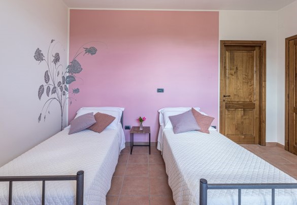 Walking-through room n.8, with two single beds, that leads into double bedroom n.4, on the first floor - Tenuta Montiepoli 