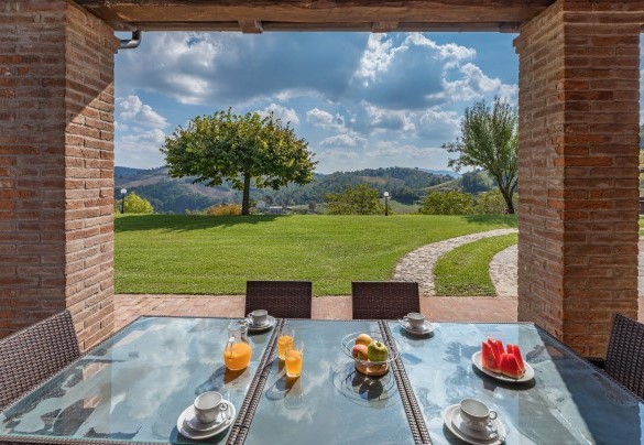 On the opposite side of the house is a second portico, furnished with table and chairs - Tenuta Montiepoli  