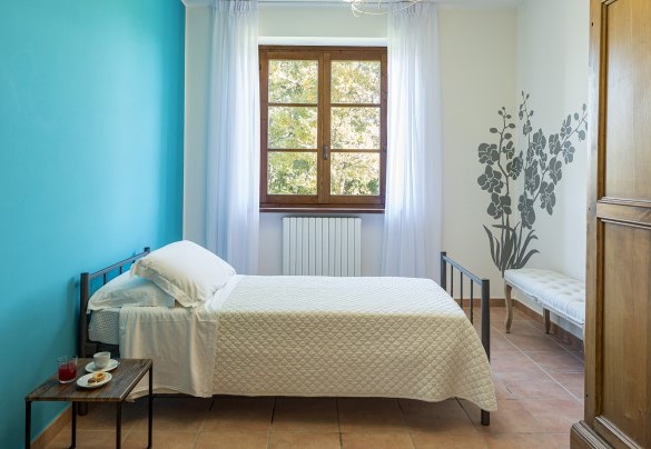 Walking-through room n.7, with one single bed, that leads into double bedroom n.3, on the first floor - Tenuta Montiepoli