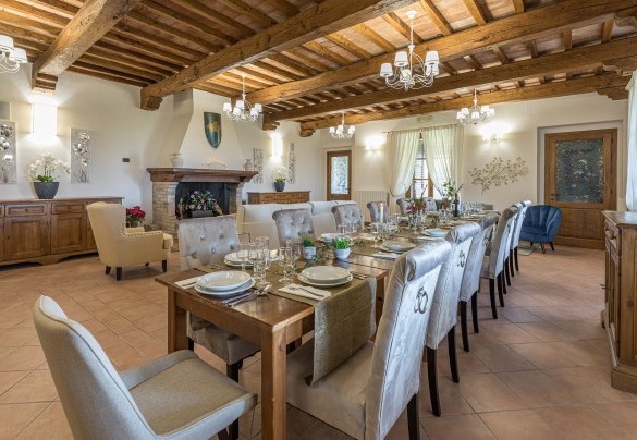 The dining area with the table set up for important lunches - Tenuta Montiepoli 