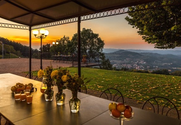 The outdoor dining area, under the portico, at sunset - Tenuta Montiepoli 