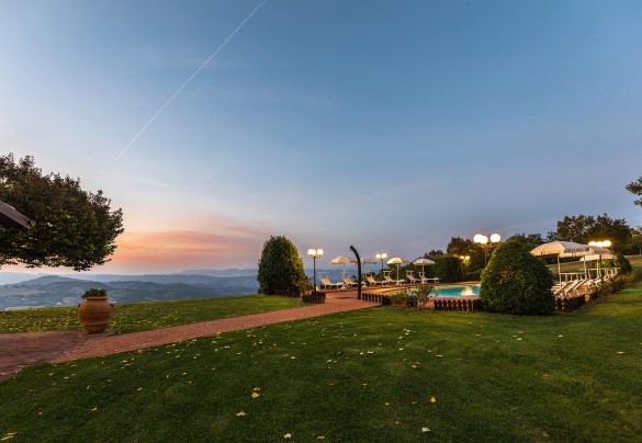The house and the swimming pool embraced by the green garden - Tenuta Montiepoli 