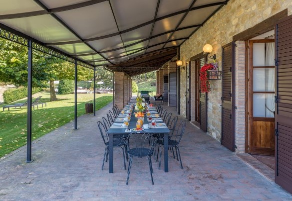 The large well-equipped portico - Tenuta Montiepoli