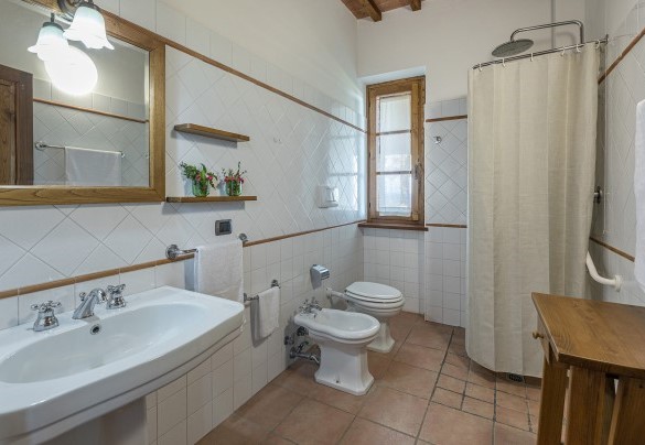 En suite bathroom with shower n.2 on the ground floor - Tenuta Montiepoli 