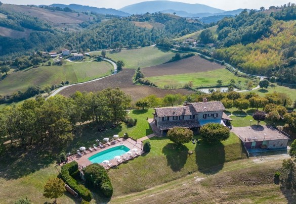 The property is located among the green hills of the typical Umbrian countryside - Tenuta Montiepoli  